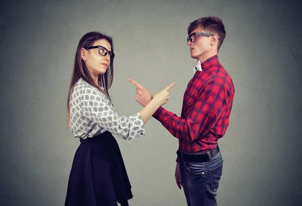 Irritado homem e mulher com raiva enfrentando problemas de relacionamentos, apontando os dedos uns aos outros culpando por erros — Fotografia de Stock