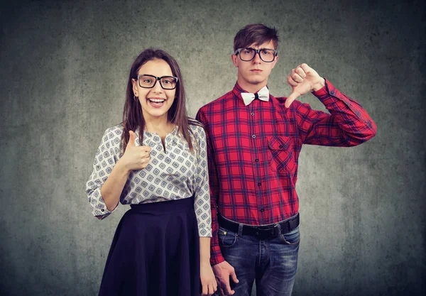 Pareja teniendo diferente actitud hacia la vida — Foto de Stock