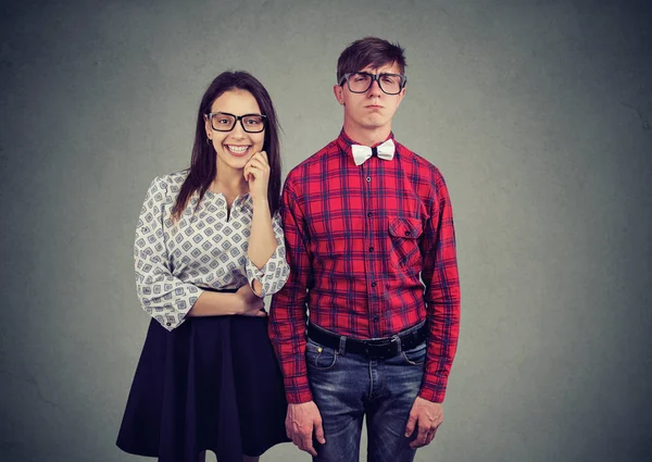 Mooie charmante vrouw daten met nerd in de oude ouderwetse brillen en excentrieke slijtage — Stockfoto