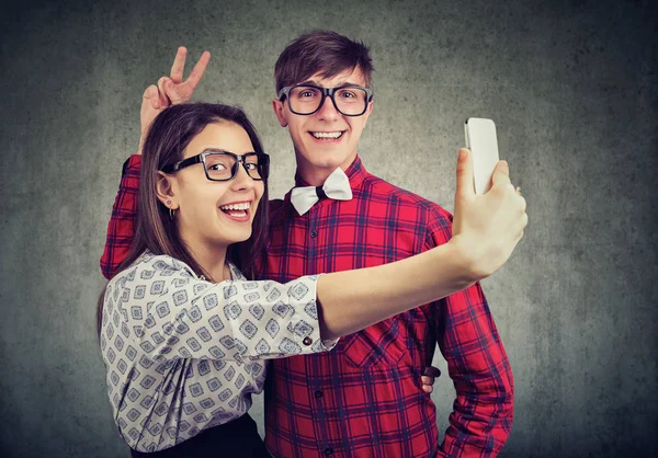 Affascinante coppia elegante prendendo selfie — Foto Stock