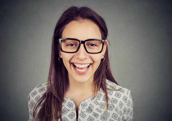 Mujer joven feliz mirando a la cámara con sonrisa alegre y encantadora — Foto de Stock