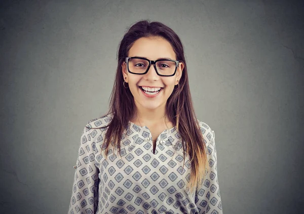 Glückliche junge Frau mit Brille — Stockfoto