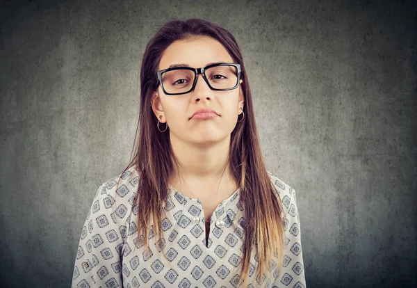 Uttråkad irriterad kvinna i glasögon — Stockfoto