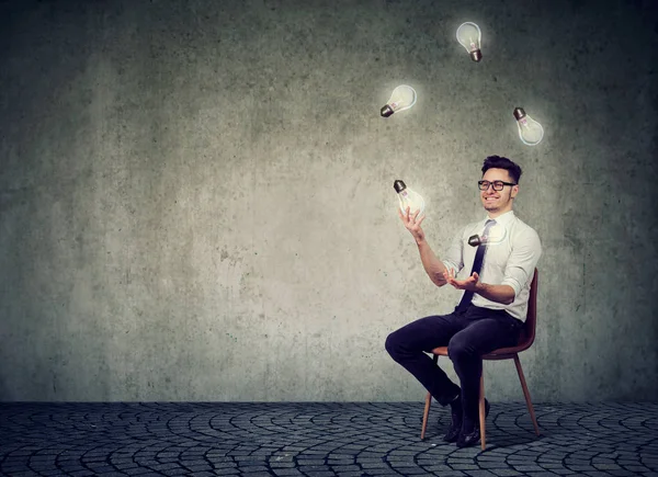 Man jongleren met gloeiende lampen — Stockfoto