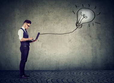 Dizüstü bilgisayar kullanarak fikir sahip adam