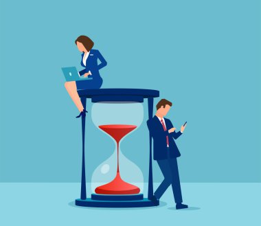 Diz üstü bilgisayarı ve cep telefonu olan iş adamları saat başı çalışıyor.. 