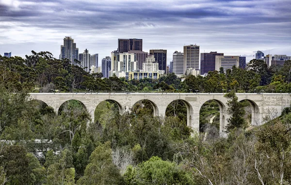 在蓝色多云的天空下 圣地亚哥城四周绿树环绕的桥梁 — 图库照片