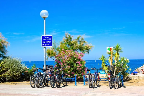ARGELES SUR MER, FRANCIA - 9 LUGLIO 2016: Biciclette parcheggiate vicino all'ingresso della spiaggia, Argeles-sur-mer nel dipartimento Pirenei-Orientali, regione Languedoc-Roussillon, nel sud della Francia — Foto Stock