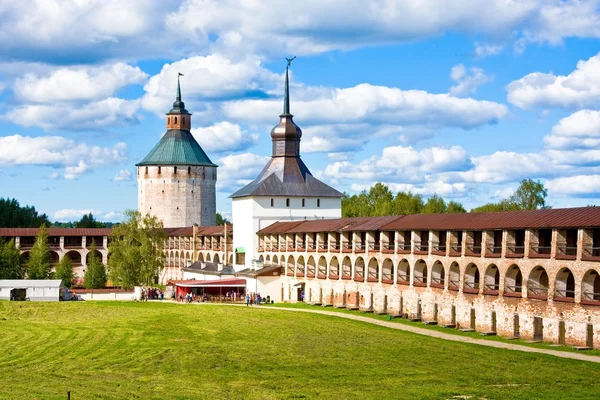 Kosaya Tower and Bolshaya Merezhennaya (Belozerski) tower of Kirillo-Belozersky monastery. Vologda region, Kirillov, Russia — Stock Photo, Image