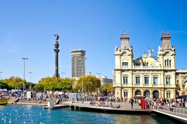 Barcelona, İspanya - 18 Ekim 2014: Turist yürüyüşlere Barcelona Port Authority Bina önünde
