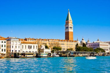 Ünlü San Marco Campanile ve Venedik Canal Grande'ye önünde Doges Sarayı