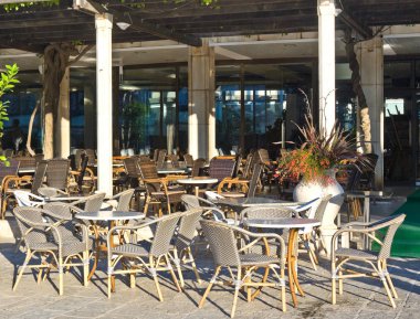 Sabah eski şehir yakınında sokak boş kafe. Budva, Karadağ