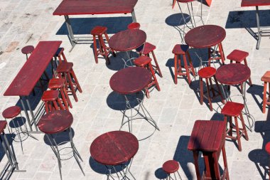 Sabah eski şehir yakınında sokak boş kafe. Budva, Karadağ