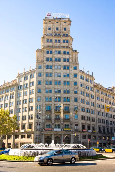 BARCELONA, ESPAÑA - 14 DE OCTUBRE DE 2014: Arquitectura de la calle Paseo de Gracia una de las calles más caras de Europa . —  Fotos de Stock