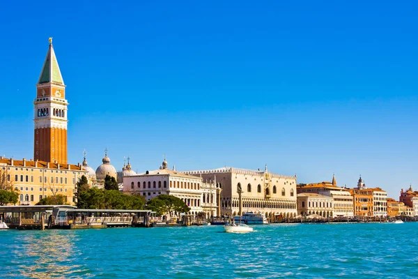 Famoso San Marco Campanile e Palazzo Ducale di fronte al Canal Grande a Venezia — Foto Stock