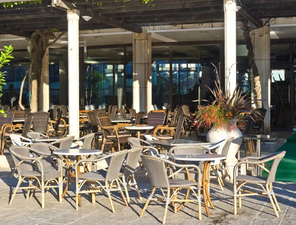 Gatan Tom café nära gamla stan på morgonen. Budva, Montenegro — Stockfoto