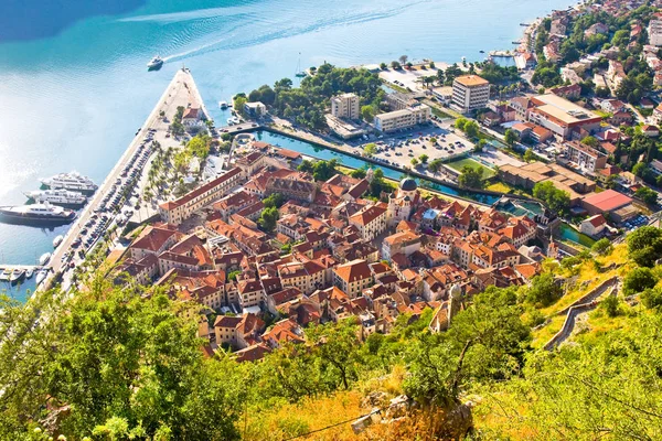 Baía de Kotor em Montenegro com vista para montanhas, barcos e casas antigas com telhados de azulejos vermelhos — Fotografia de Stock