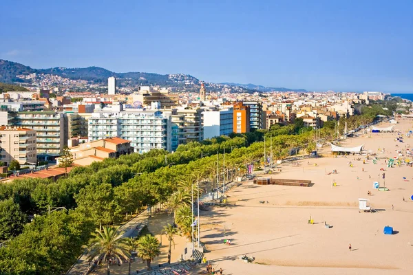 CALELLA, ESPAÑA - 12 DE JULIO DE 2016: vista de la playa y hoteles de Calella cerca de Barcelona, provincia de Cataluña, España — Foto de Stock