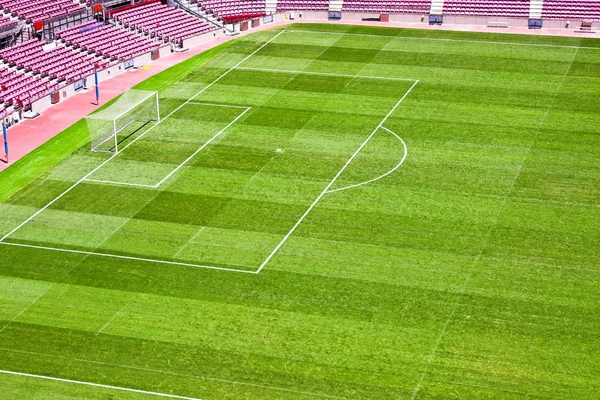 Estadio de fútbol con césped verde — Foto de Stock