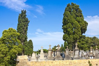 Carcasson, Fransa - 7 Temmuz 2016: Eski mezarlık City Carcassonne, il Languedoc - Roussillon, Fransa