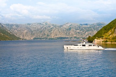 Kotor Koyu'ndaki Amerikan bayrağı ile gemi