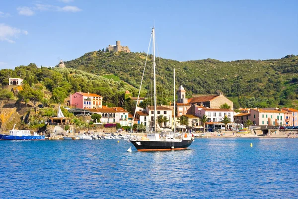 Collioure, Francja - 5 lipca 2016: Jacht, plaży i Hotele w Collioure, Roussillon, Vermilion wybrzeża, Pyrenees Orientales, Francja — Zdjęcie stockowe