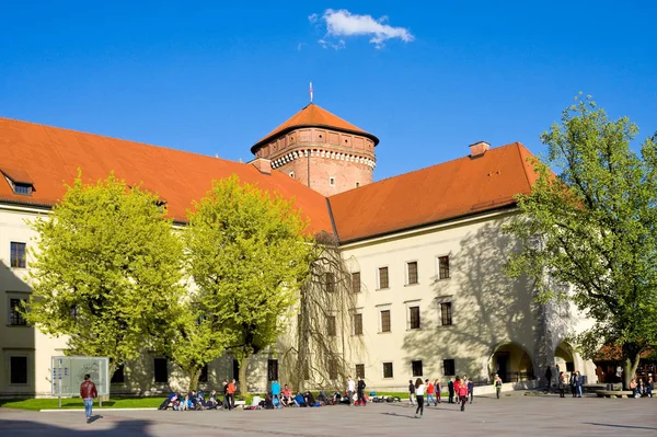 CRACOW, POLAND - APRIL 25, 2016:: People walking at territory of Wawel Castle — Stock Photo, Image