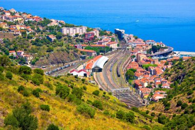  Havadan görünümü son tren istasyonuna önce İspanya'da Fransa, Cerbere, Akdeniz, Pyrenees Orientales, Roussillon köyünün güneyinde