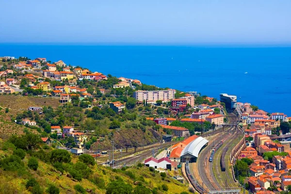 Vista aérea da última estação ferroviária antes de Espanha, no sul de França, aldeia de Cerbere, Mediterrâneo, Pirenéus Orientales, Roussillon — Fotografia de Stock