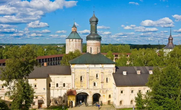 Holy Gates with the Church of St. John of the Ladder. Cyril-Belozersky Monastery. Vologda region, Kirillov, Russia — Stock Photo, Image