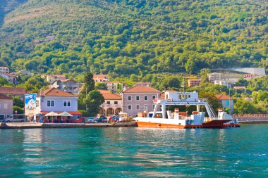 Boka Kotorska Bay, Karadağ - 8 Temmuz 2015: Feribot şehir Tivat, Karadağ, Europe yakınındaki Boka Kotorska körfezde. Kotor Koyu'ndaki bir Unesco Dünya Mirası olduğunu
