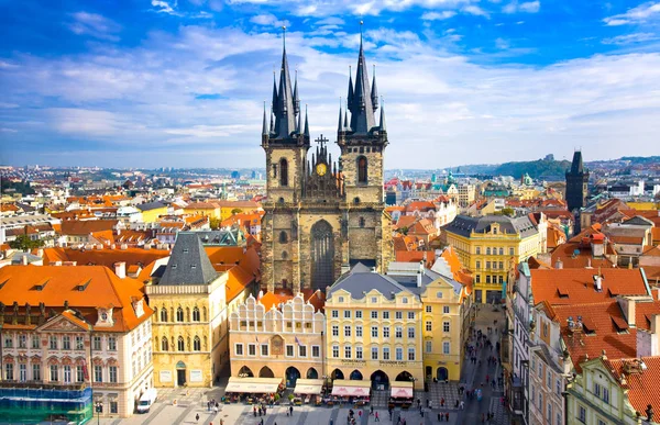 PRAGUA, RÉPUBLIQUE TCHÈQUE - 10 octobre : Eglise de la Vierge Marie devant Tyn, Prague, République tchèque, 10 octobre 2013. L'une des principales attractions de Prague — Photo