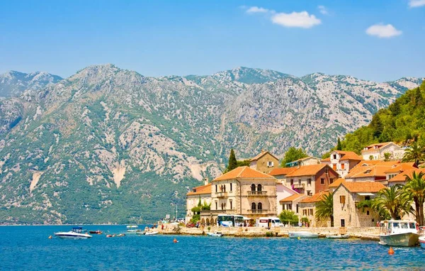 Perast, Černá Hora - 8 července 2015: Perast vesnice na pobřeží Boka Kotor bay. Černá Hora. Jaderské moře — Stock fotografie
