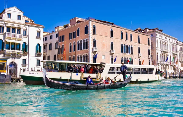 VENEZIA - 28 MARZO 2015: Gondole sul Canal Grande in Italia il 28 Marzo 2015 — Foto Stock