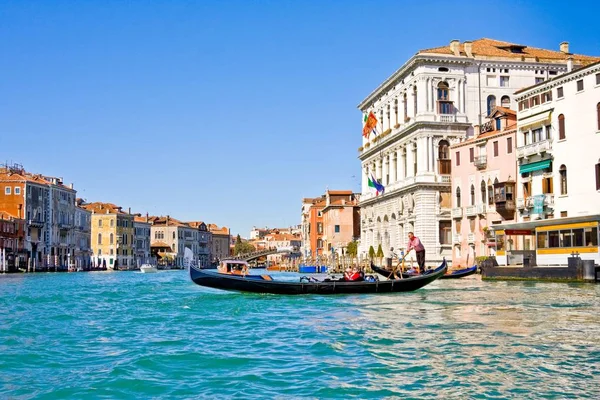 VENEZIA, ITALIA - 28 MARZO 2015:: Gondole e barche sul Canal Grande in Italia il 28 marzo 2015 a Venezia — Foto Stock