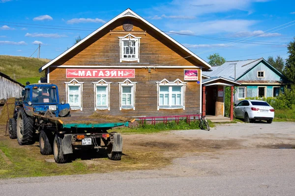 FERAPONTOVO, RUSSIA - AUGUST 14, 2016:Tractor near shop in russian village — Stock Photo, Image