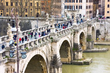 Rome, İtalya - 27 Mart 2015: Turist yürüyüş St melek Köprüsü (Ponte Sant' Angelo) Roma şehir Castel Sant'Angelo (Kutsal melek Kalesi, Hadrian Mozolesi) üzerinden