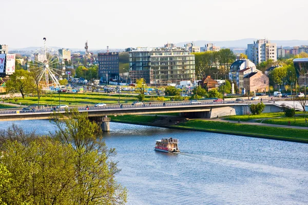 Krakov, Polsko – 25. dubna 2016: Cracow panorama s řeky Visly — Stock fotografie