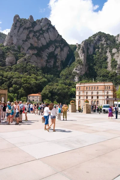 Montserrat, Spanien-juni 26, 2013: turister på territoriet av Benedictine klostret, Montserrat, Katalonien, Spanien den juni 26,2013. Hit kommer varje år tusentals pilgrimer — Stockfoto