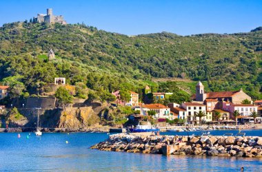 Collioure, Fransa - 5 Temmuz 2016: Hill, Roussillon, vermilyon sahil, Pyrenees Orientales, Fransa üstündeki bir yel değirmeni ile Collioure village Beach otelleri