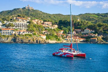 Collioure, Fransa - 5 Temmuz 2016: Collioure village hill, Roussillon, vermilyon sahil, Pyrenees Orientales, Fransa üstündeki bir yel değirmeni ile tekne ve beach otelleri