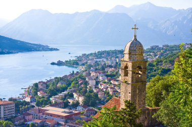  Eski şehir ve Kotor, Karadağ için tepe üzerinde kale kiliseden kiremitli çatıları görünümünü