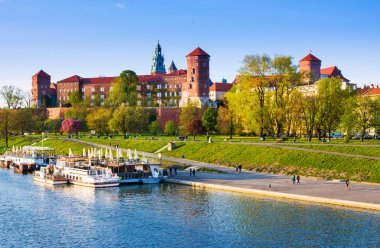 Krakov, Polonya - 25 Nisan 2016: Wawel Kalesi güneşli Krakov, Polonya