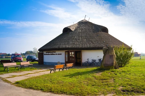 HORTOBAGIE, HONGRIE - 31 OCTOBRE 2015 : Musée ethnographique dans le parc national d'Hortobagy, Hongrie. Le bâtiment de forme ronde présente des caractéristiques artisanales — Photo