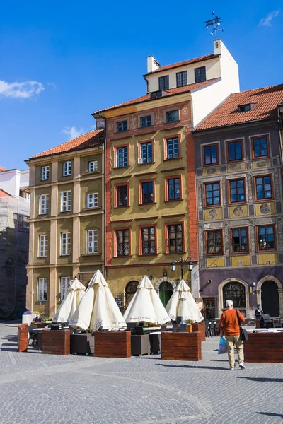 WARSAW, POLOGNE - 21 AVRIL 2016 : Place du Marché de la Vieille Ville de Varsovie (Rynek Starego Miasta) par une journée ensoleillée, qui est le centre et la partie la plus ancienne de Varsovie — Photo