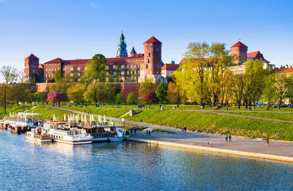 Krakov, Polonya - 25 Nisan 2016: Wawel Kalesi güneşli Krakov, Polonya