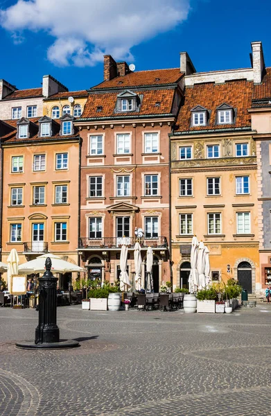 WARSAW, POLAND - APRIL 21, 2016: Warsaw's Old Town Market Place (Rynek Starego Miasta) on a sunny day, which is center and oldest part of Warsaw — Stock Photo, Image