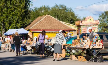 Kirillov, Rusya Federasyonu - 08 Ağustos 2016: Toutists Kirillov Manastırı, Kirillov, Rusya yakın Hediyelik eşya satın