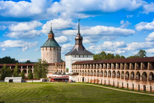 Kirillo-Belozersky Manastırı 'nın kale kulesi ve duvarı Kirillov Şehri yakınlarında, Vologda bölgesi, Rusya — Stok fotoğraf