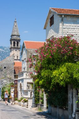 Perast, Karadağ - 8 Temmuz 2015: Promenade eski binalar ve turistler, Perast, Karadağ